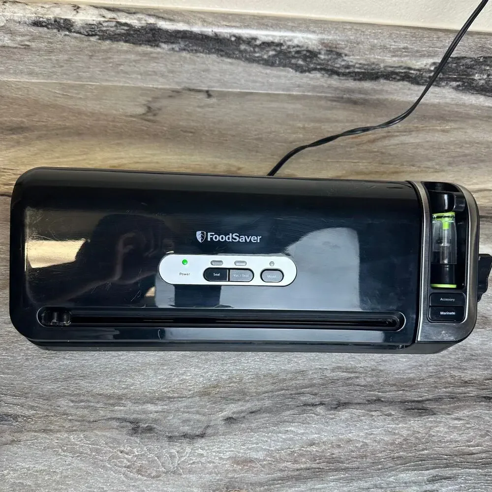 FoodSaver Vacuum Sealing System Black Silver FM3920 + Roll of Bag Material